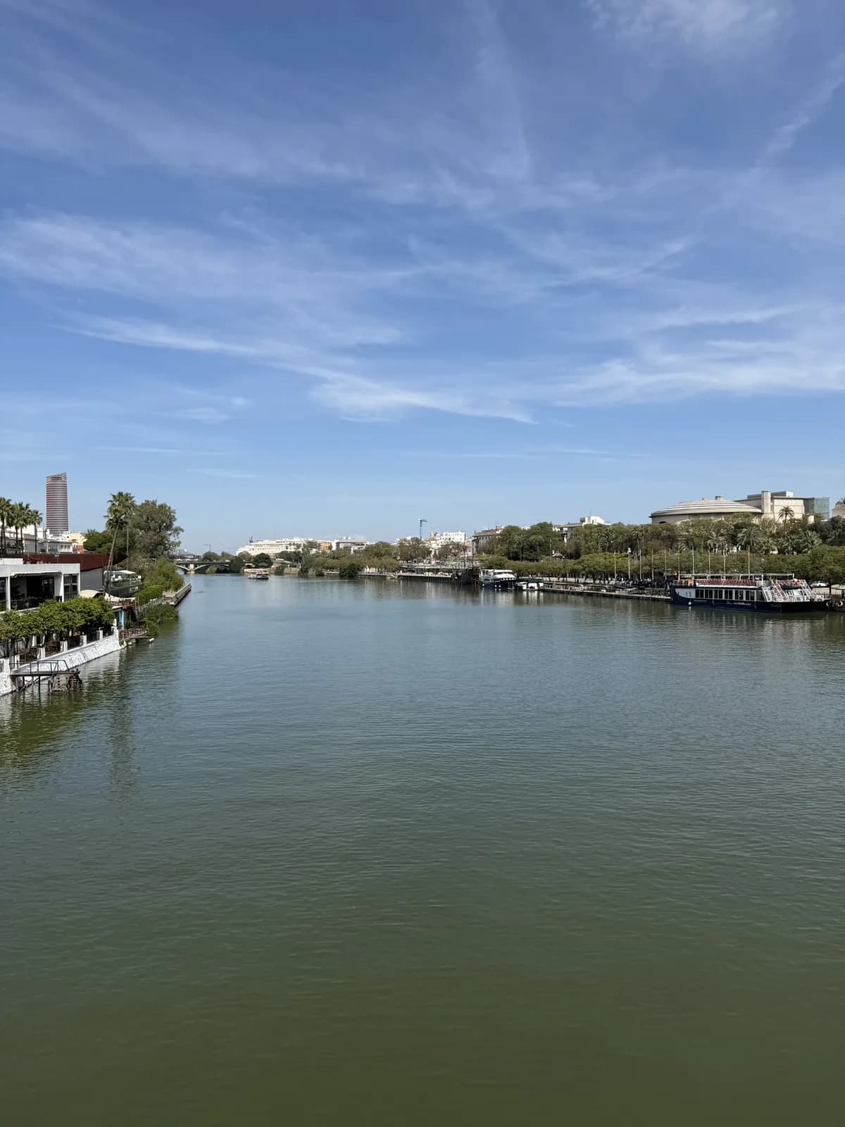 Guadalquivir in Sevilla met kades en boten
