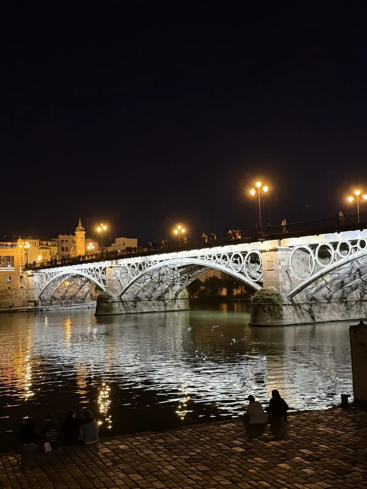 Verlichte Puente de Isabel II tussen het centrum en Triana