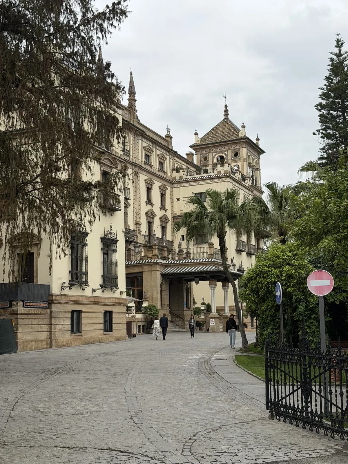 Buitenzijde van Hotel Alfonso XIII in Sevilla