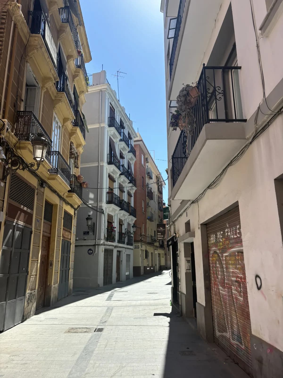 Historische straat met balkons in El Carmen in Valencia