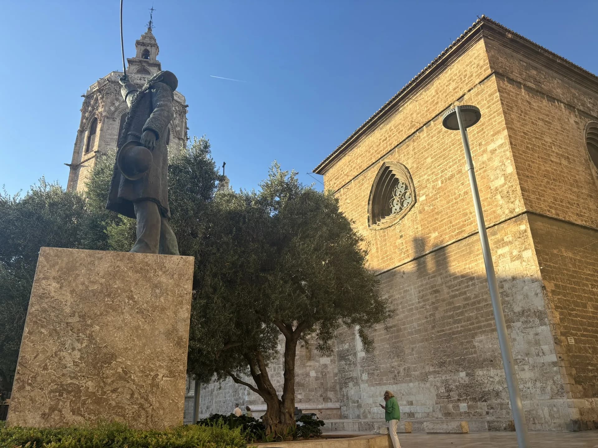 Historische architectuur en een standbeeld in Valencia