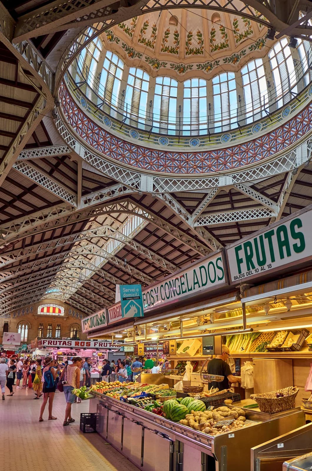 Koepel en marktkramen in Mercado Central in Valencia