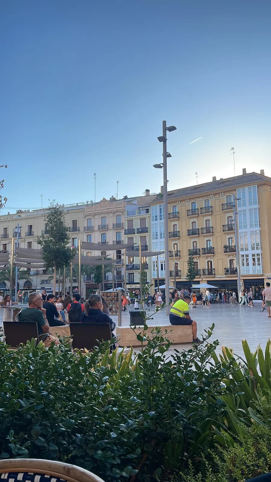Zonnig plein met historische gevels in het centrum van Valencia