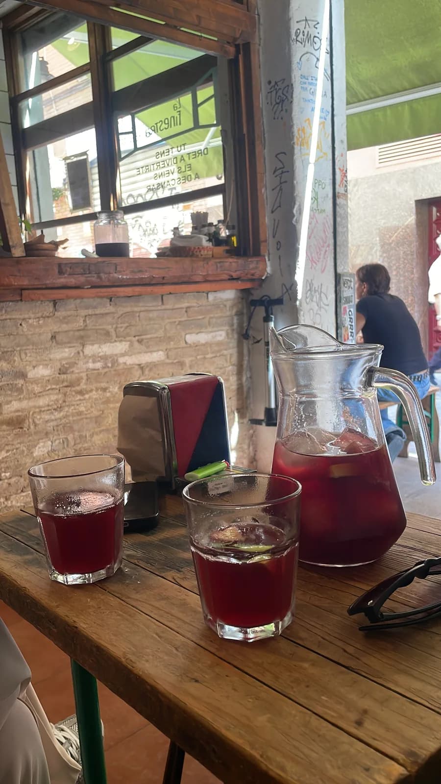 Informeel interieur en tafel bij La Finestra in Valencia