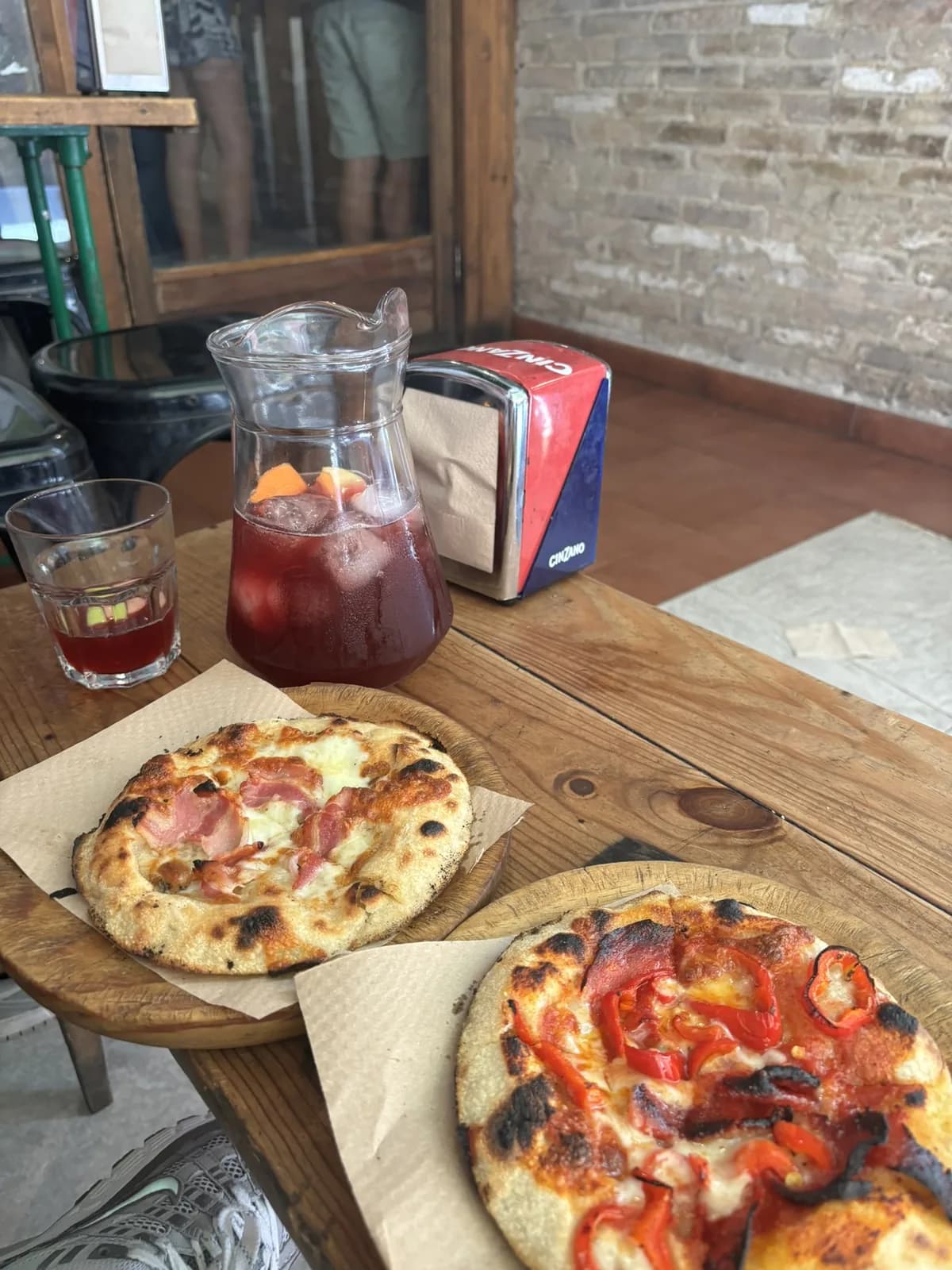 Kleine pizza’s op tafel bij La Finestra in Russafa