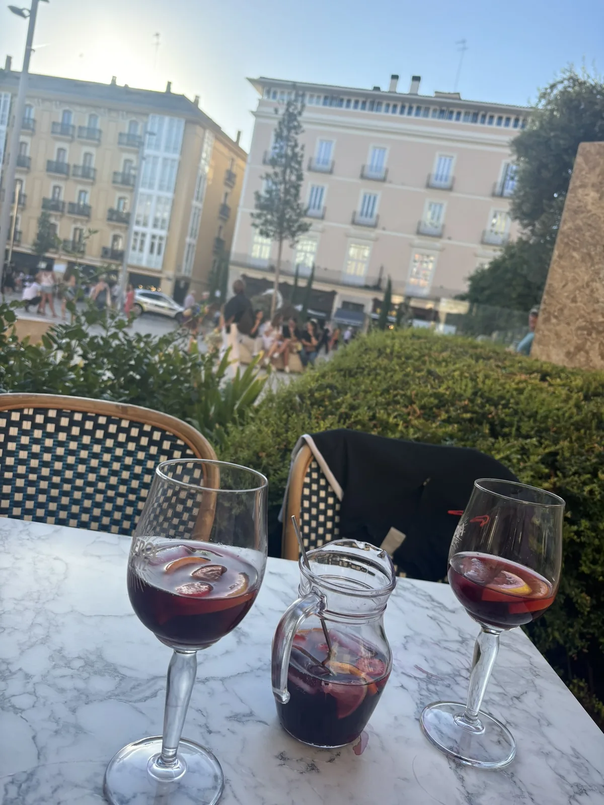 Drankjes op een levendig terras in Valencia in de avond