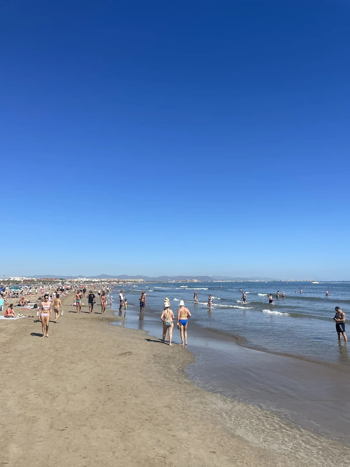 Breed en levendig stadsstrand aan de kust van Valencia