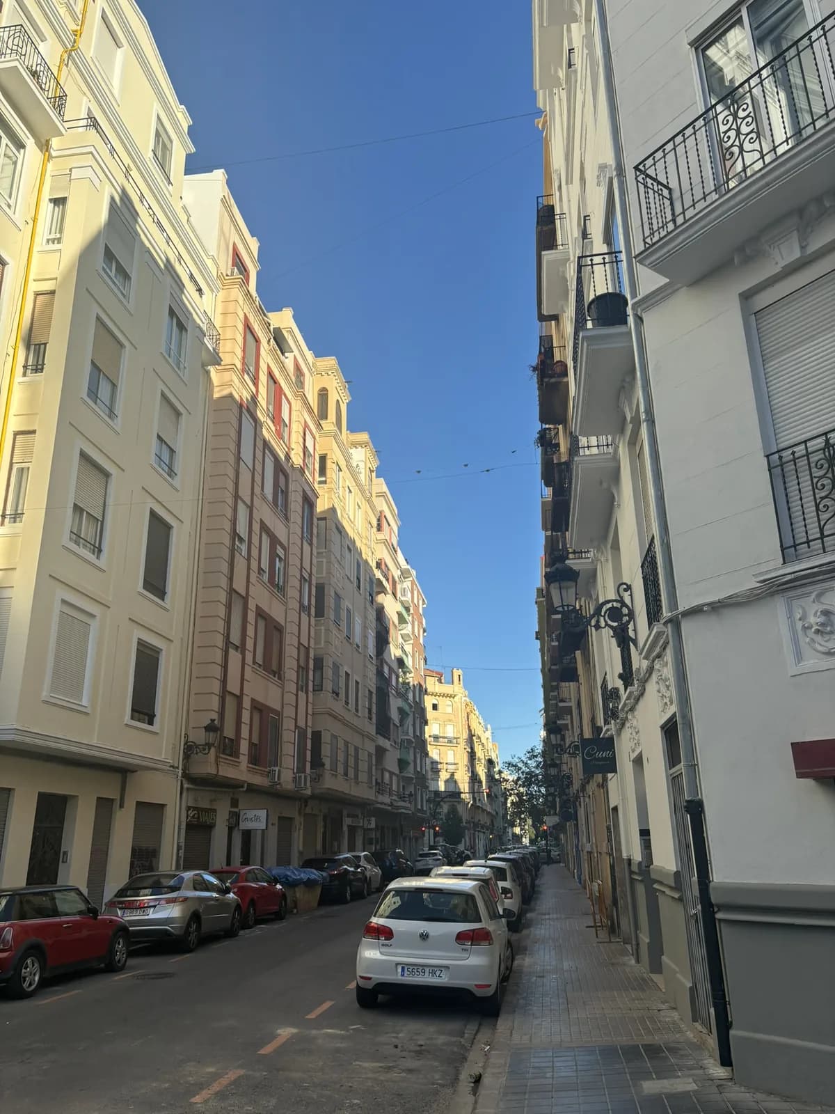Straatbeeld in Valencia met balkons en kleine zaken