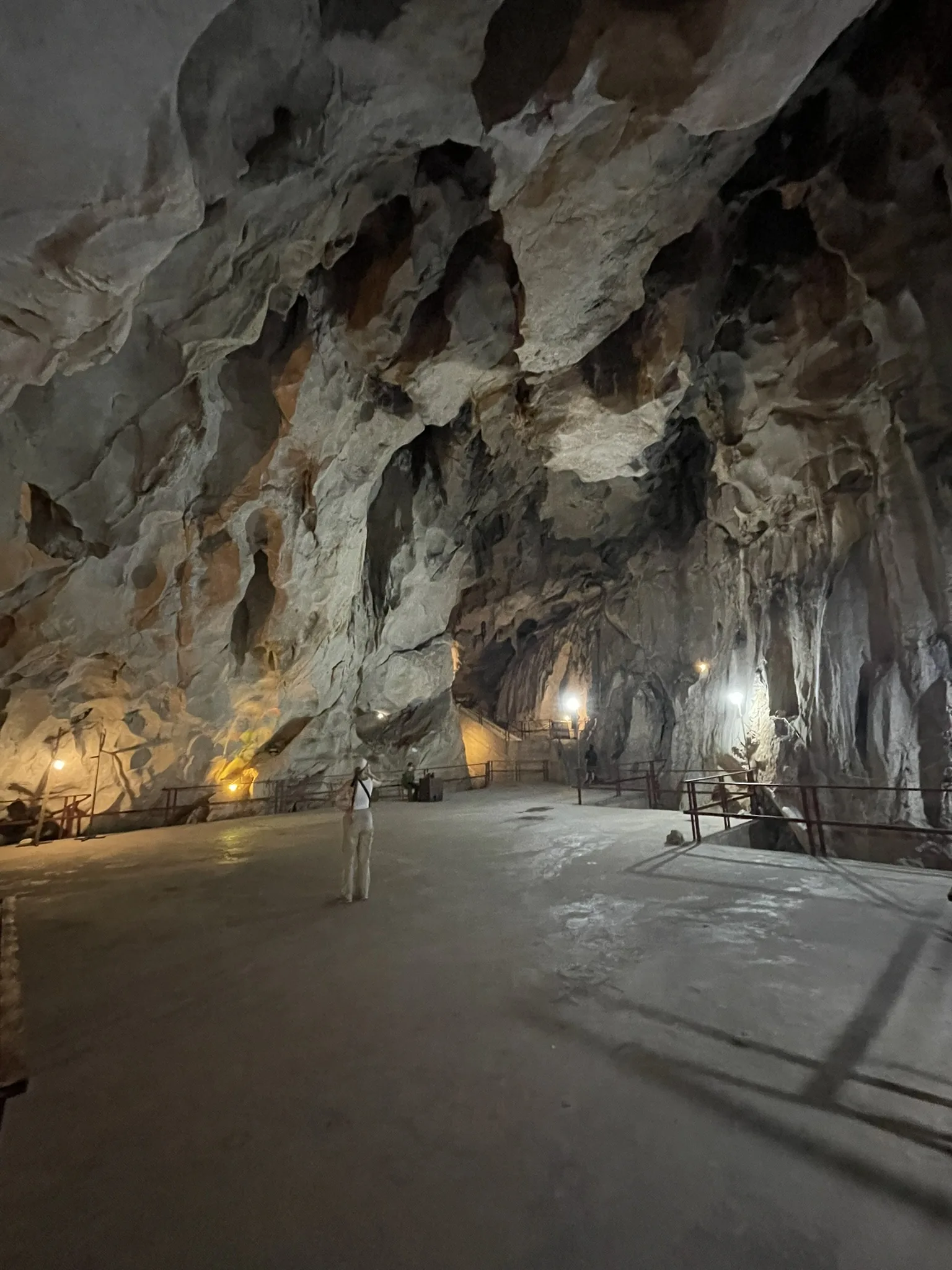 Grote rotsruimte en wandelpad in Hospital Cave op Cat Ba
