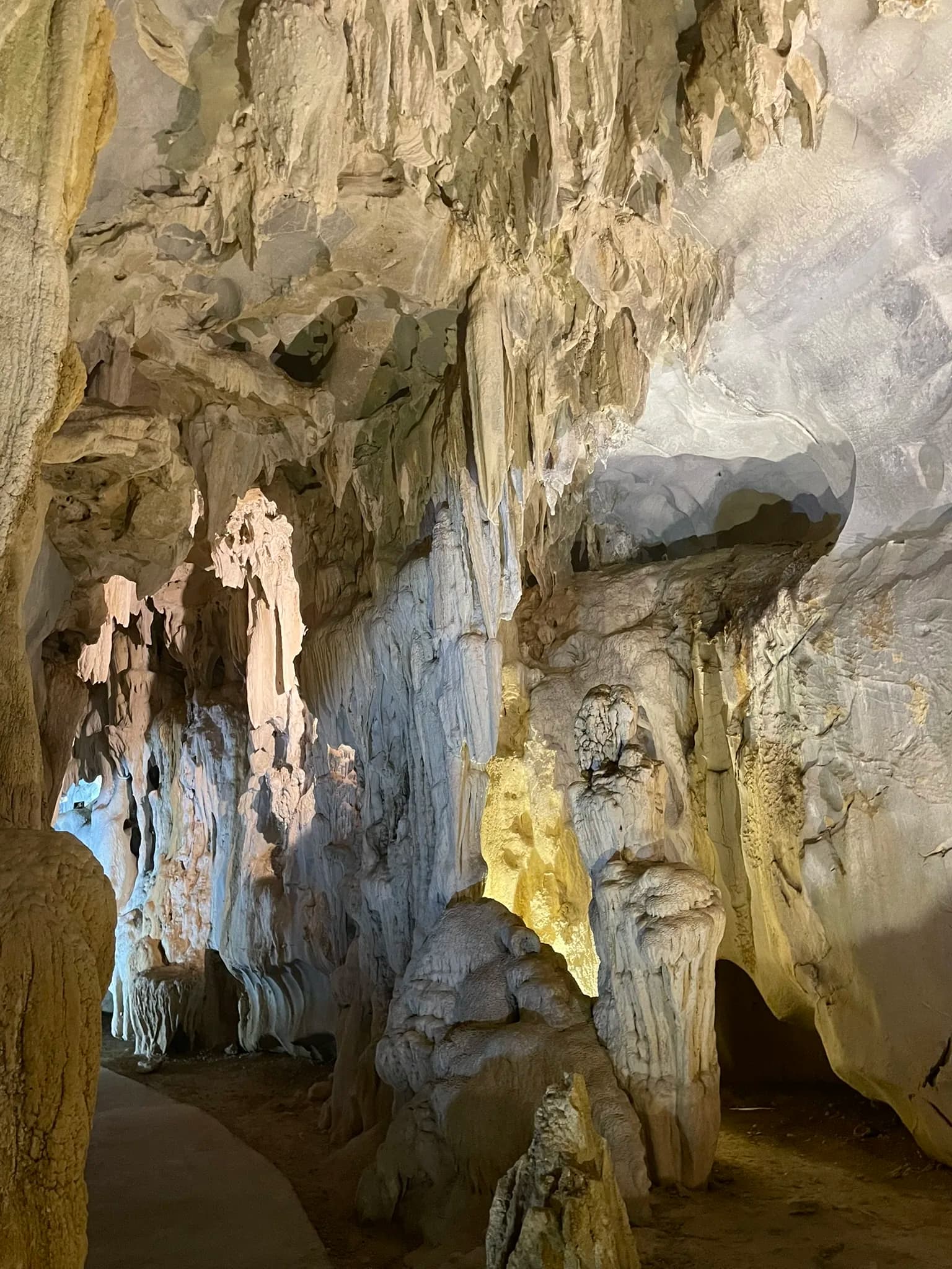 Rotsformaties in Trung Trang Cave op Cat Ba