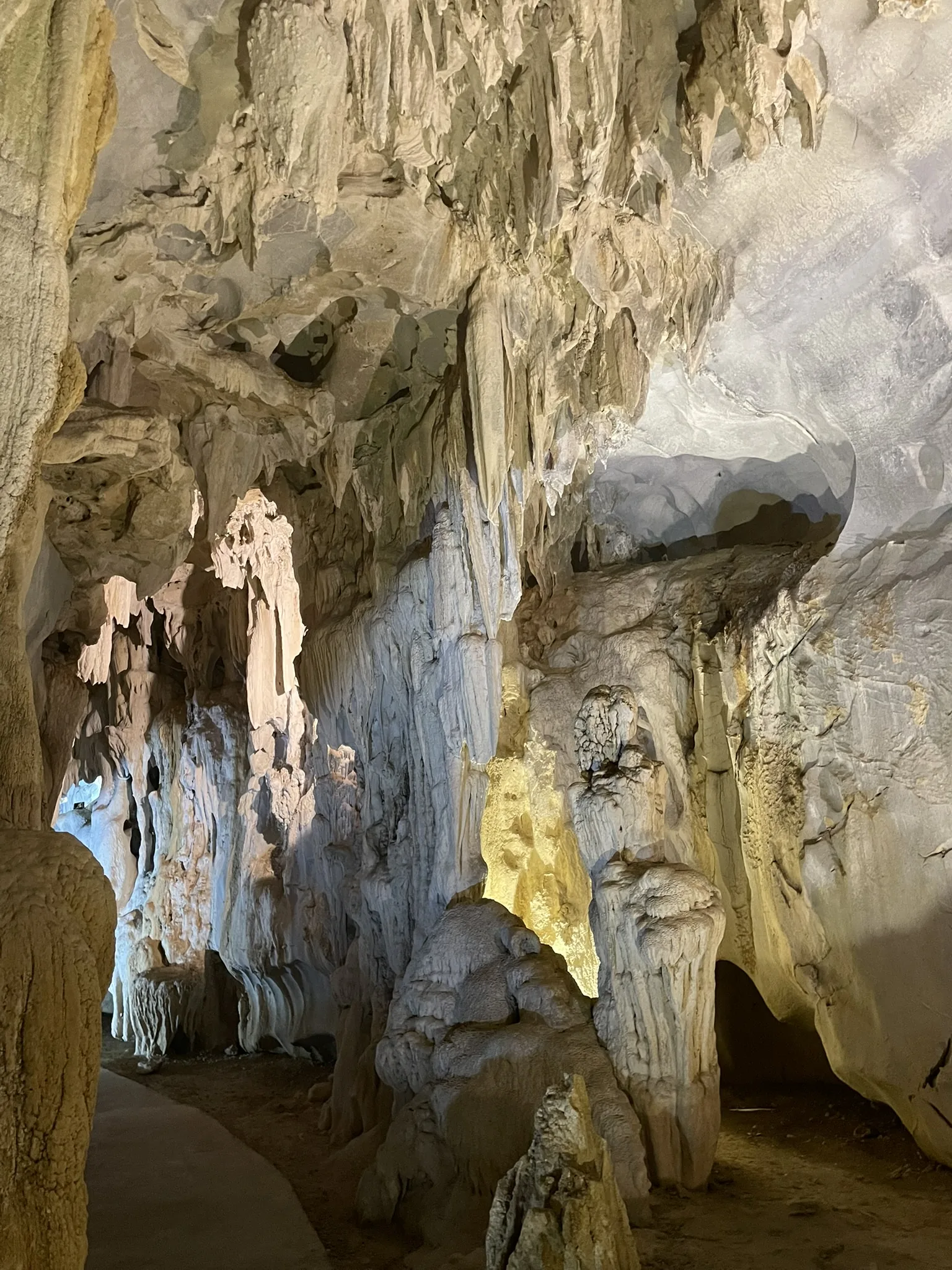 Rotsformaties in Trung Trang Cave op Cat Ba