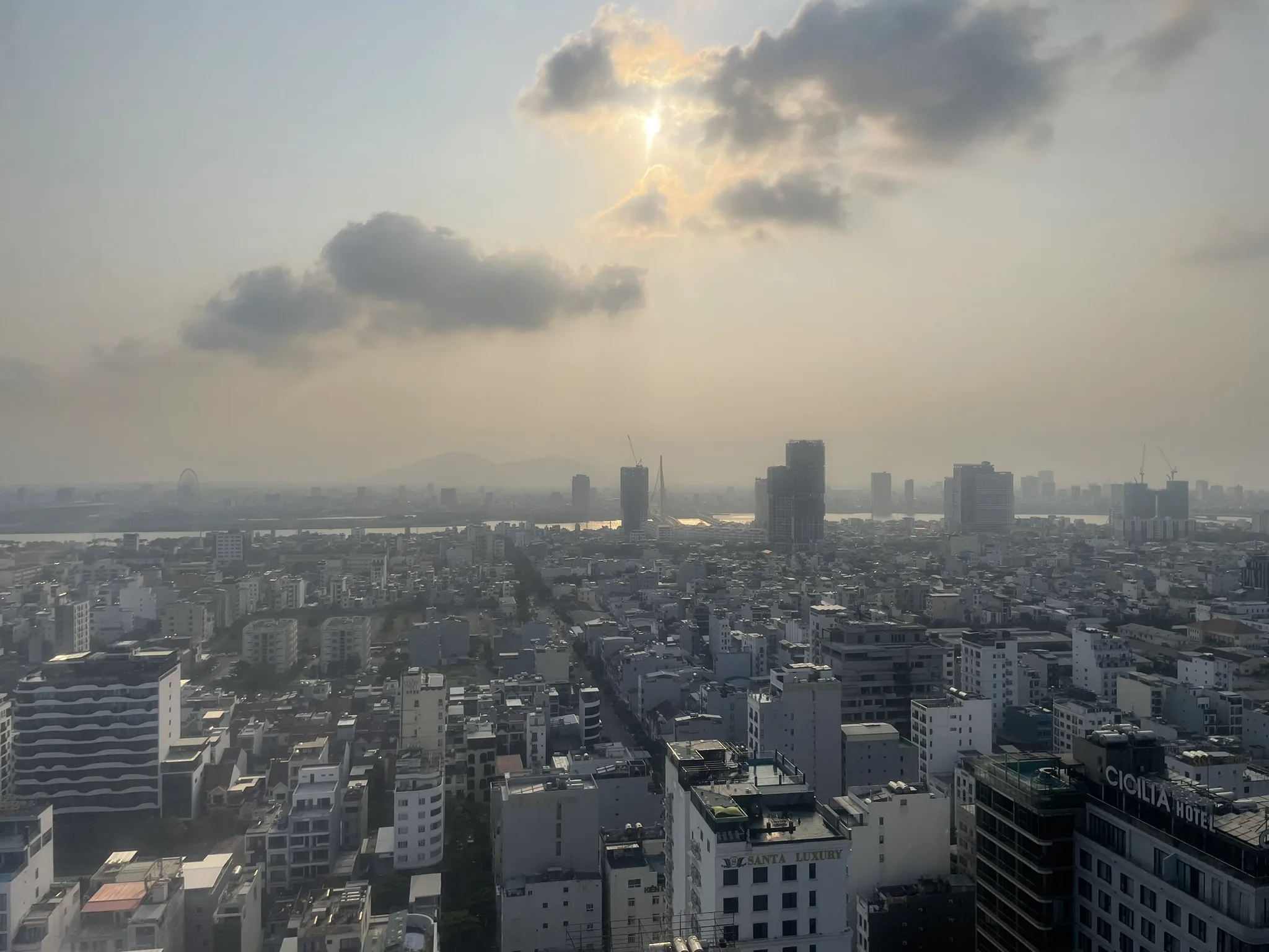 Skyline van Da Nang in zacht avondlicht
