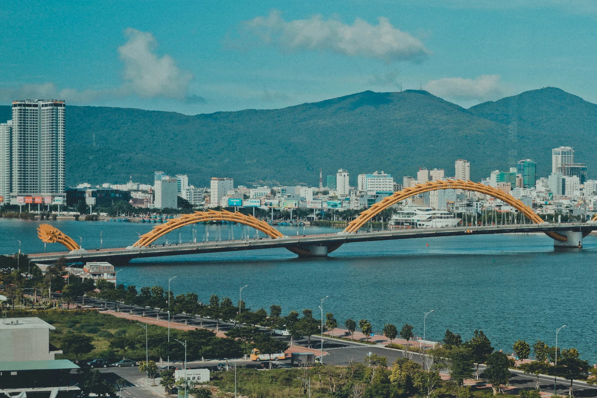 Dragon Bridge over de rivier in Da Nang