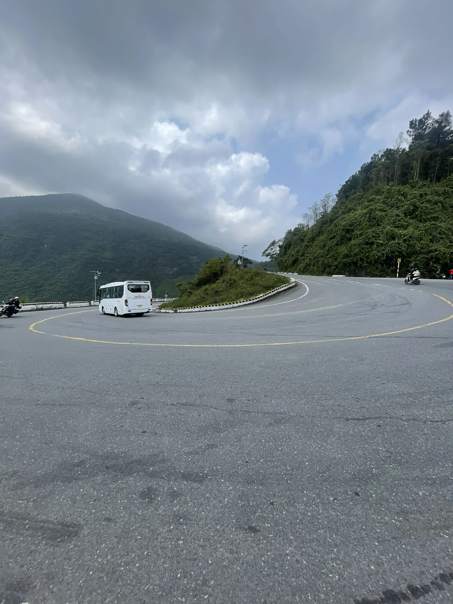 Bochtige bergweg over de Hai Van Pass