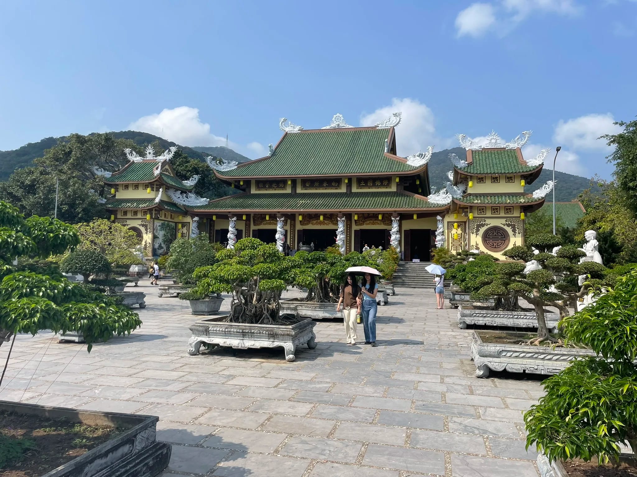 Pagodecomplex tussen de groene heuvels van Son Tra bij Da Nang