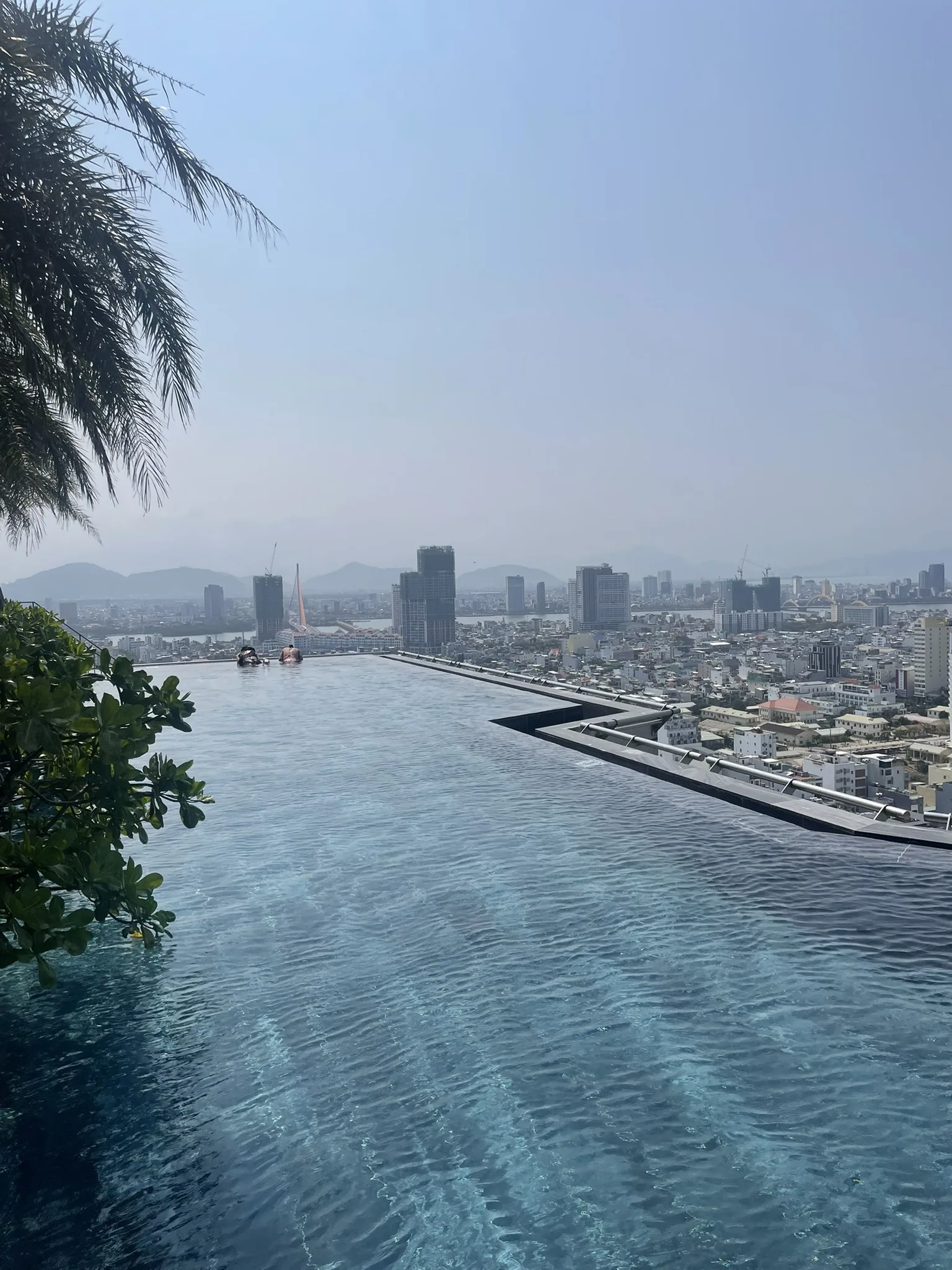 Zwembad op grote hoogte met uitzicht over Da Nang