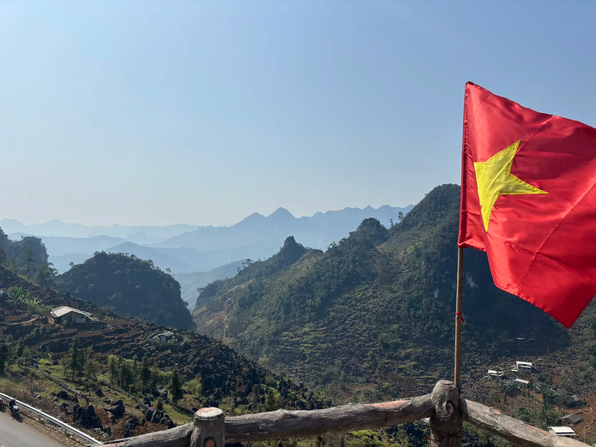 Vietnamese vlag bij een berguitzicht in de Ha Giang Loop