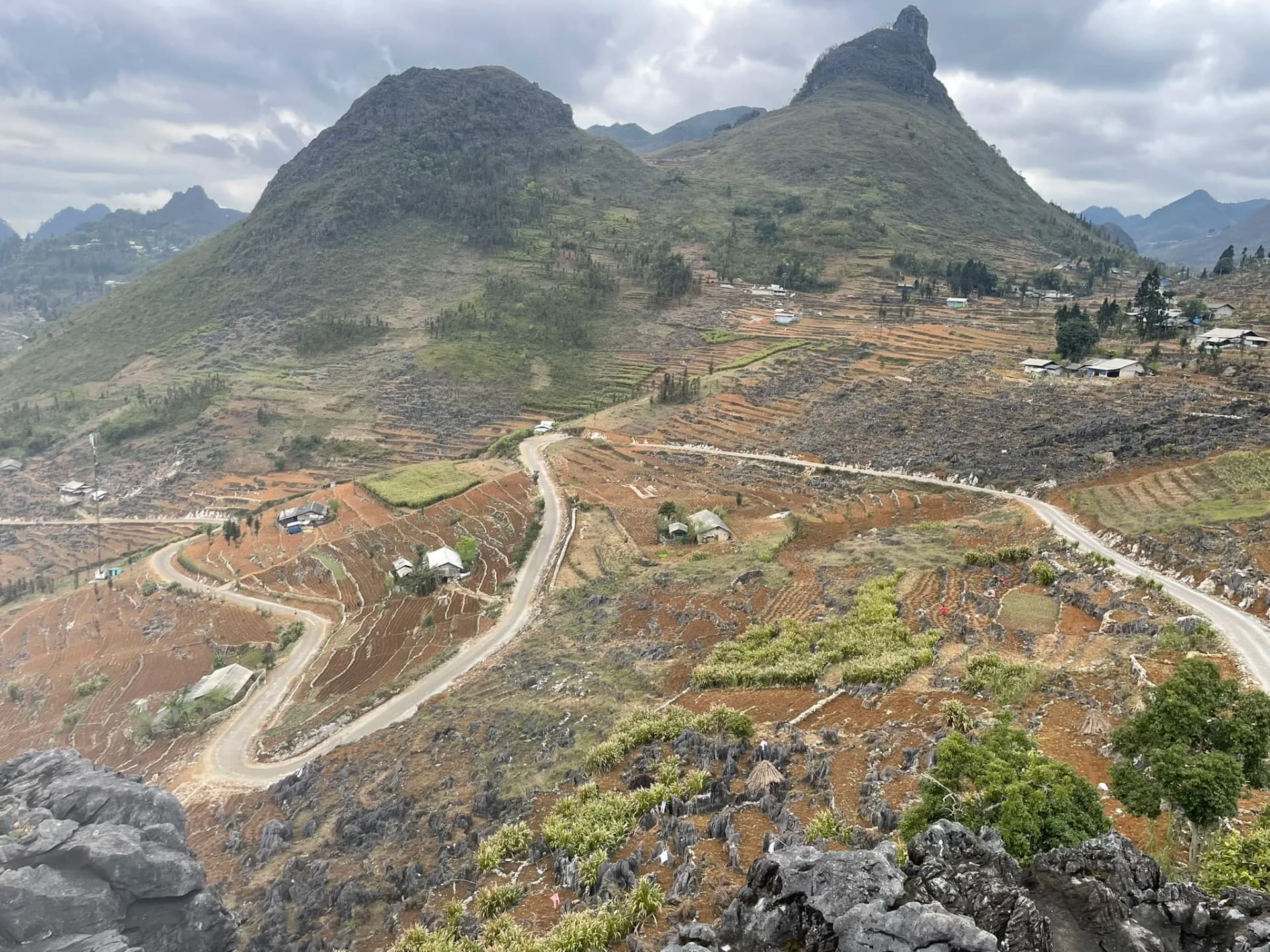 Bergwegen tussen de grillige pieken van de Ha Giang Loop