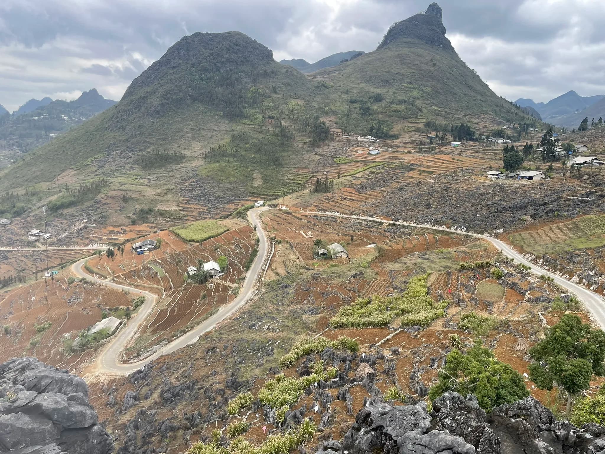 Bergwegen tussen de grillige pieken van de Ha Giang Loop