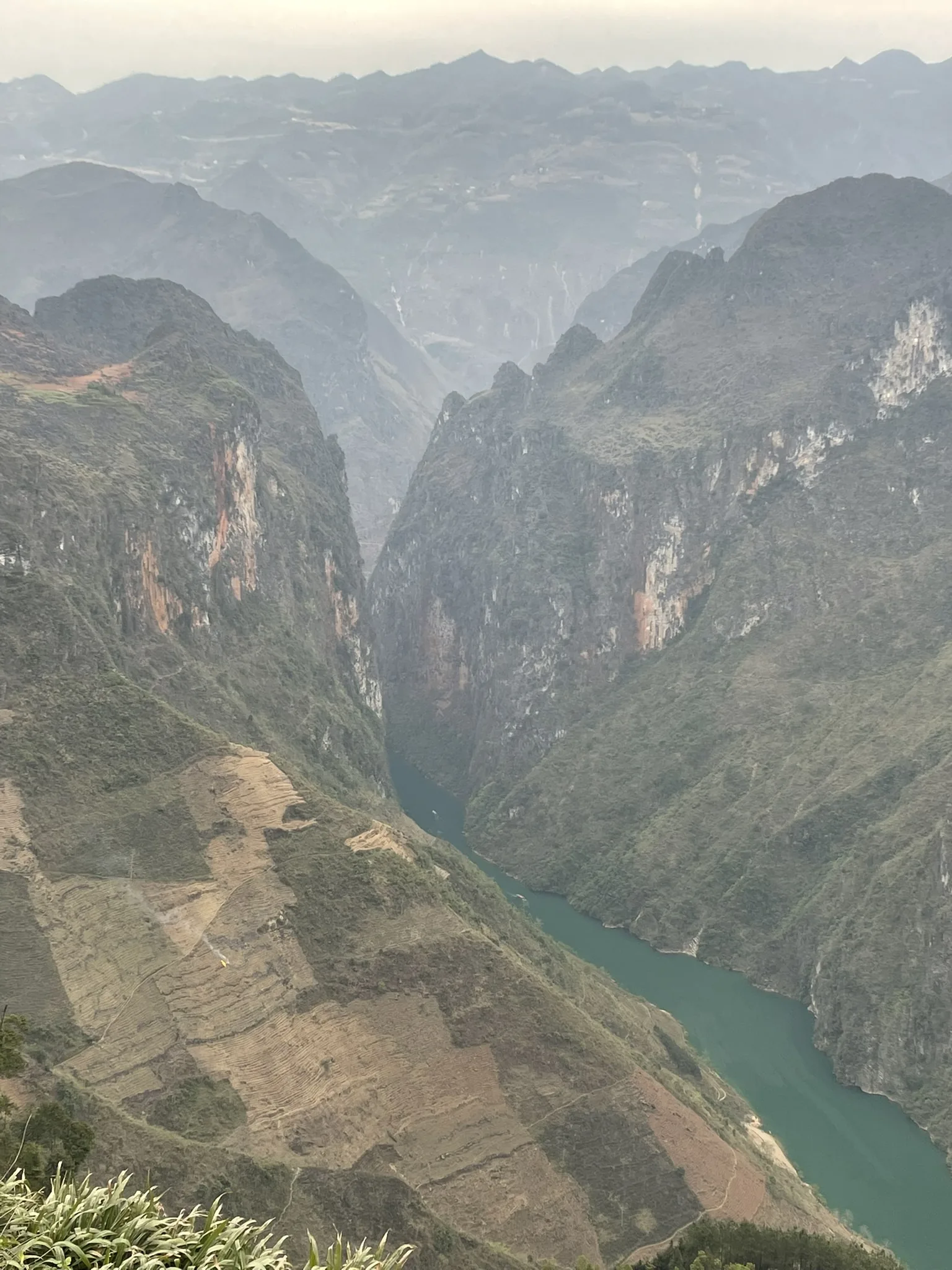 Rivier diep in de Ma Pi Leng-kloof tussen steile rotswanden