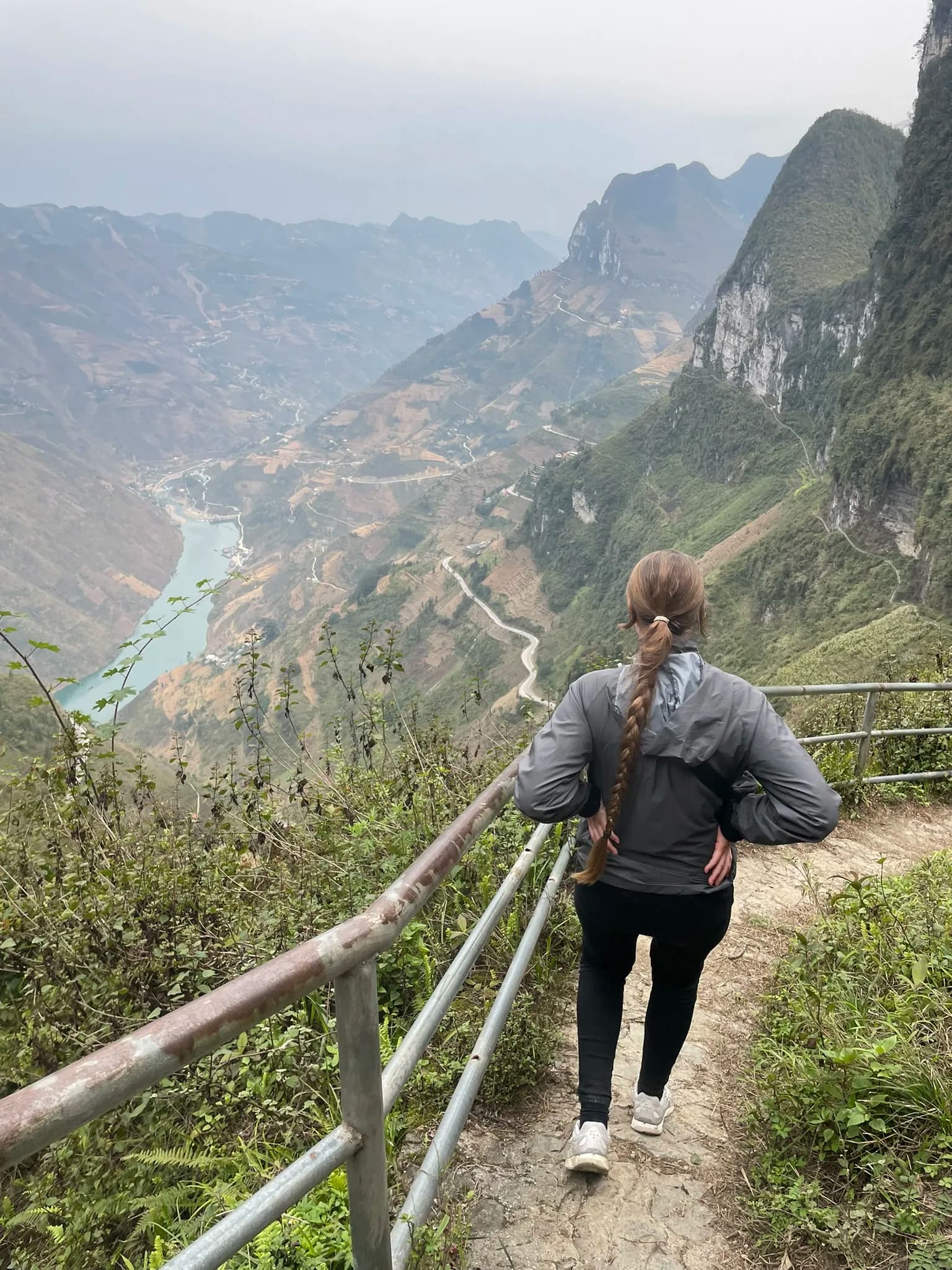 Wandelpad hoog boven de Ma Pi Leng-kloof