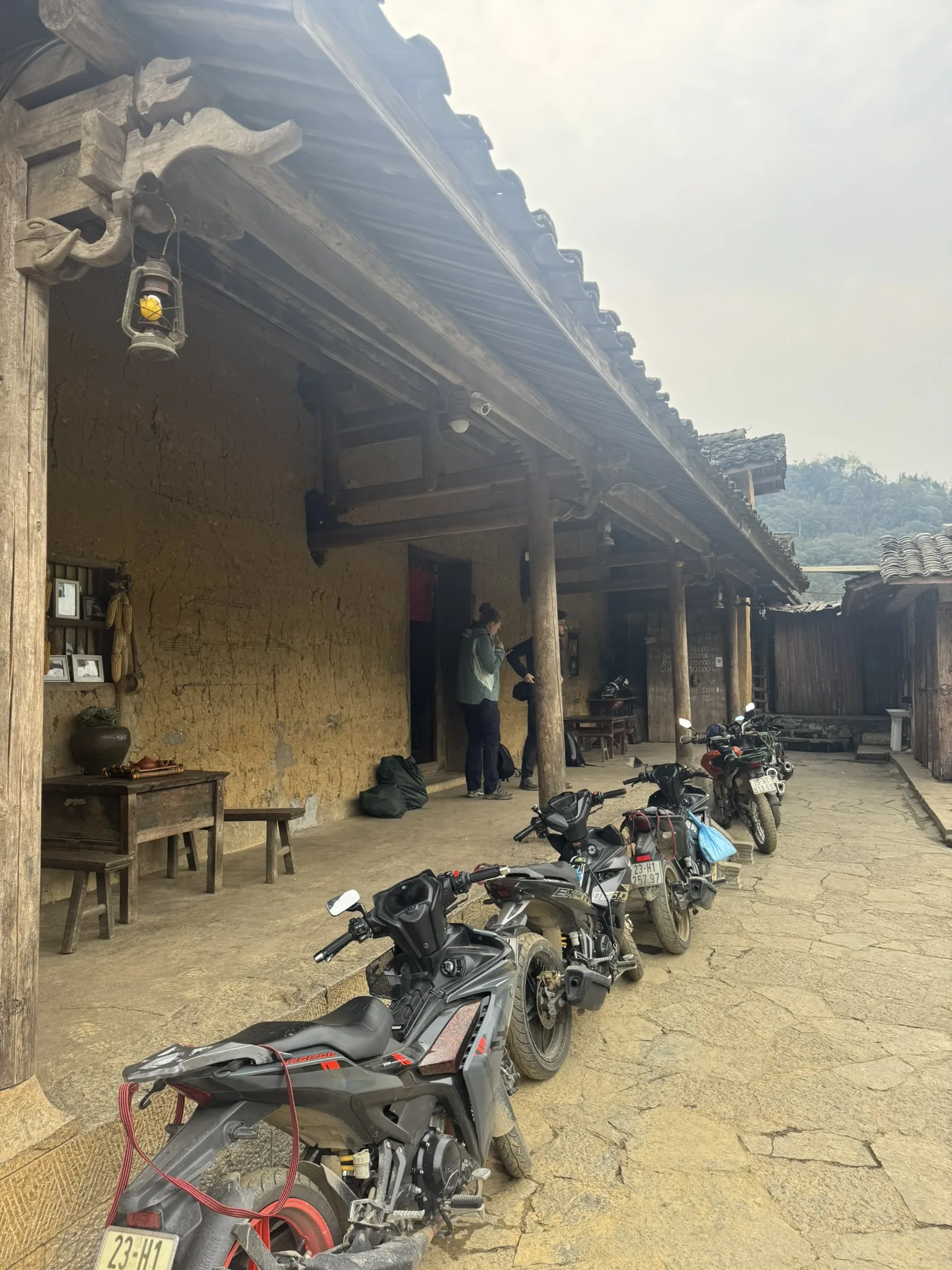 Motoren geparkeerd bij een stop tijdens de Ha Giang Loop