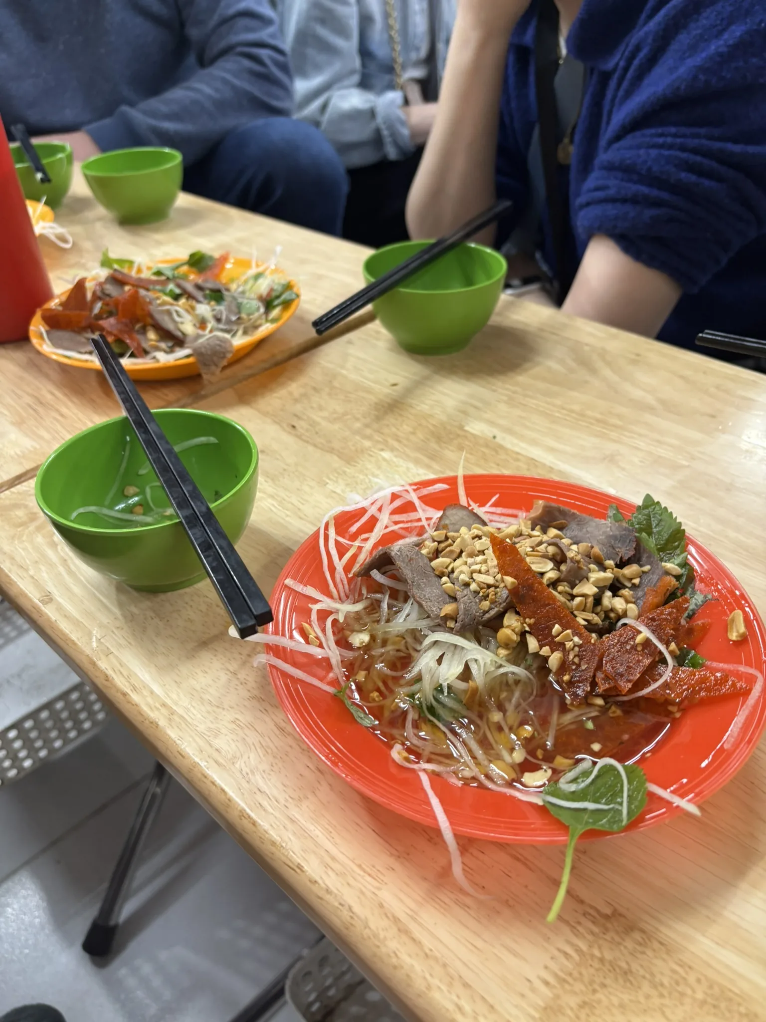 Vietnamese gerechten op tafel tijdens onze foodtour in Hanoi