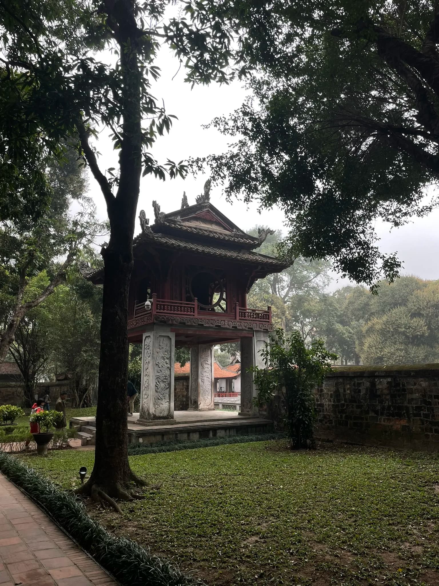 Paviljoen tussen de bomen van het Temple of Literature in Hanoi