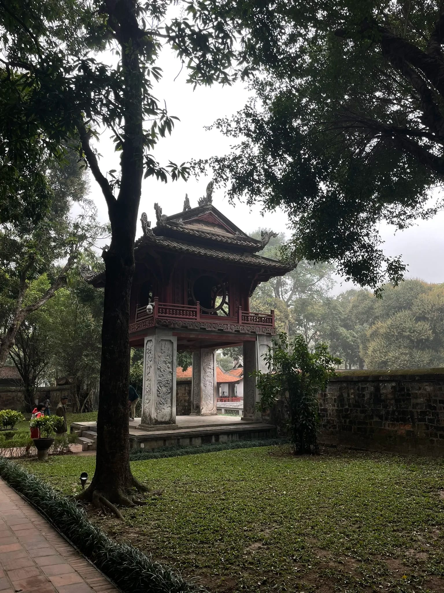 Paviljoen tussen de bomen van het Temple of Literature in Hanoi