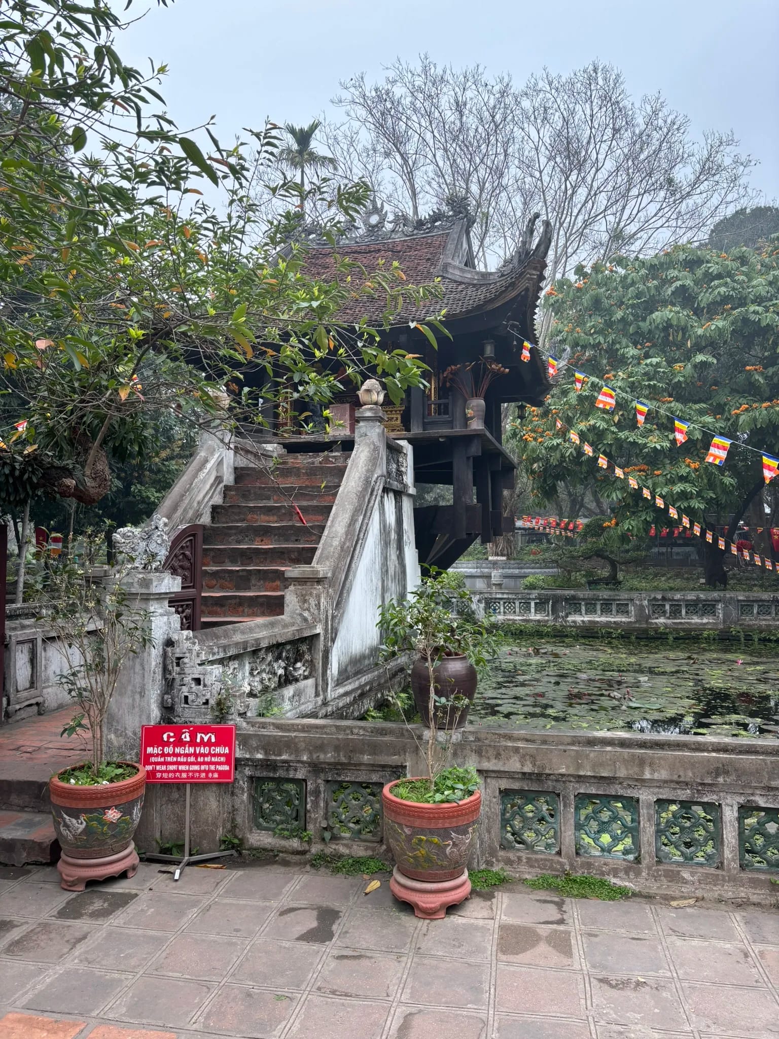 Stenen trap en drakenbeelden bij het Temple of Literature in Hanoi