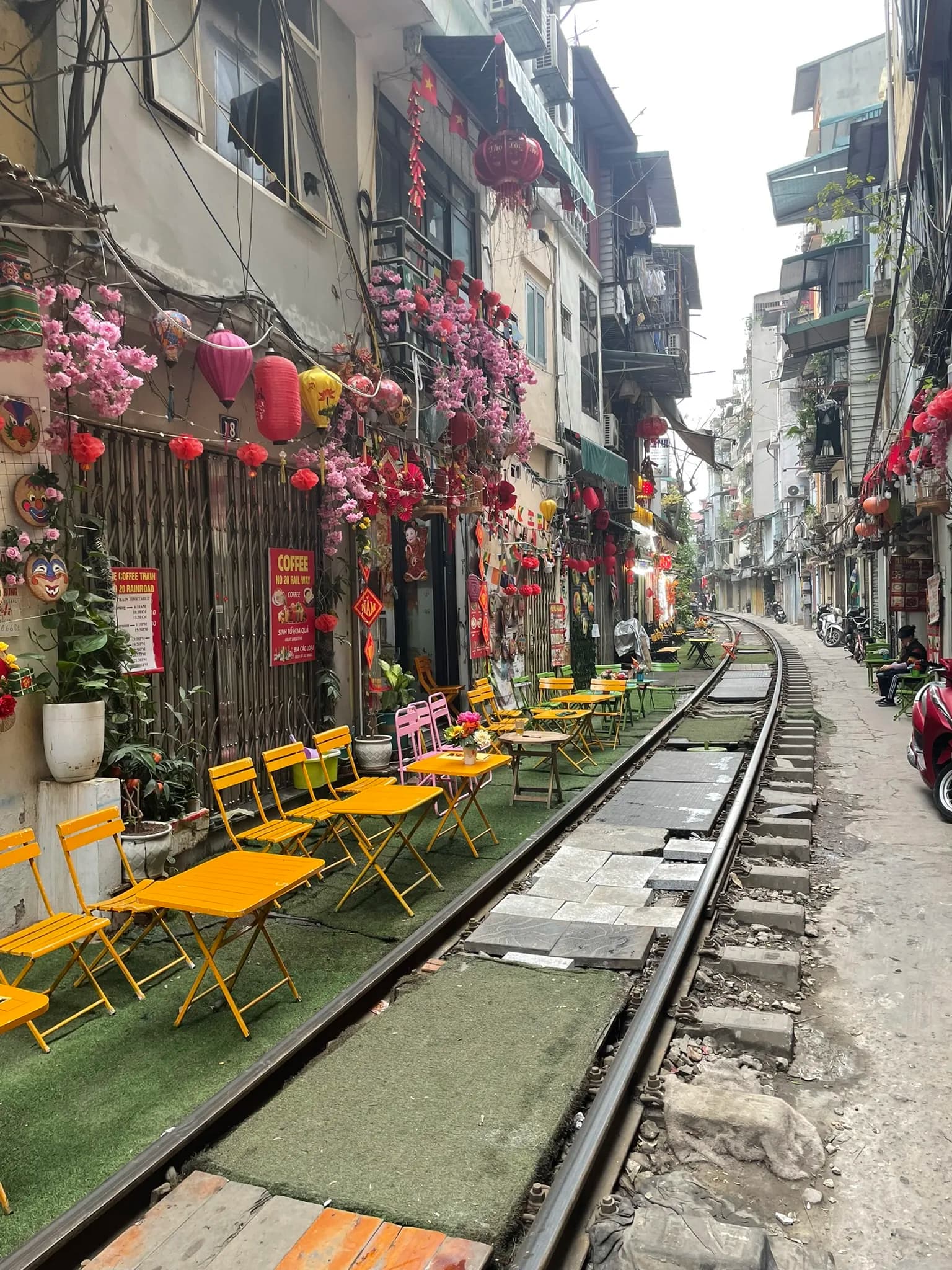 Kleine cafés met gekleurde stoelen langs Hanoi Train Street