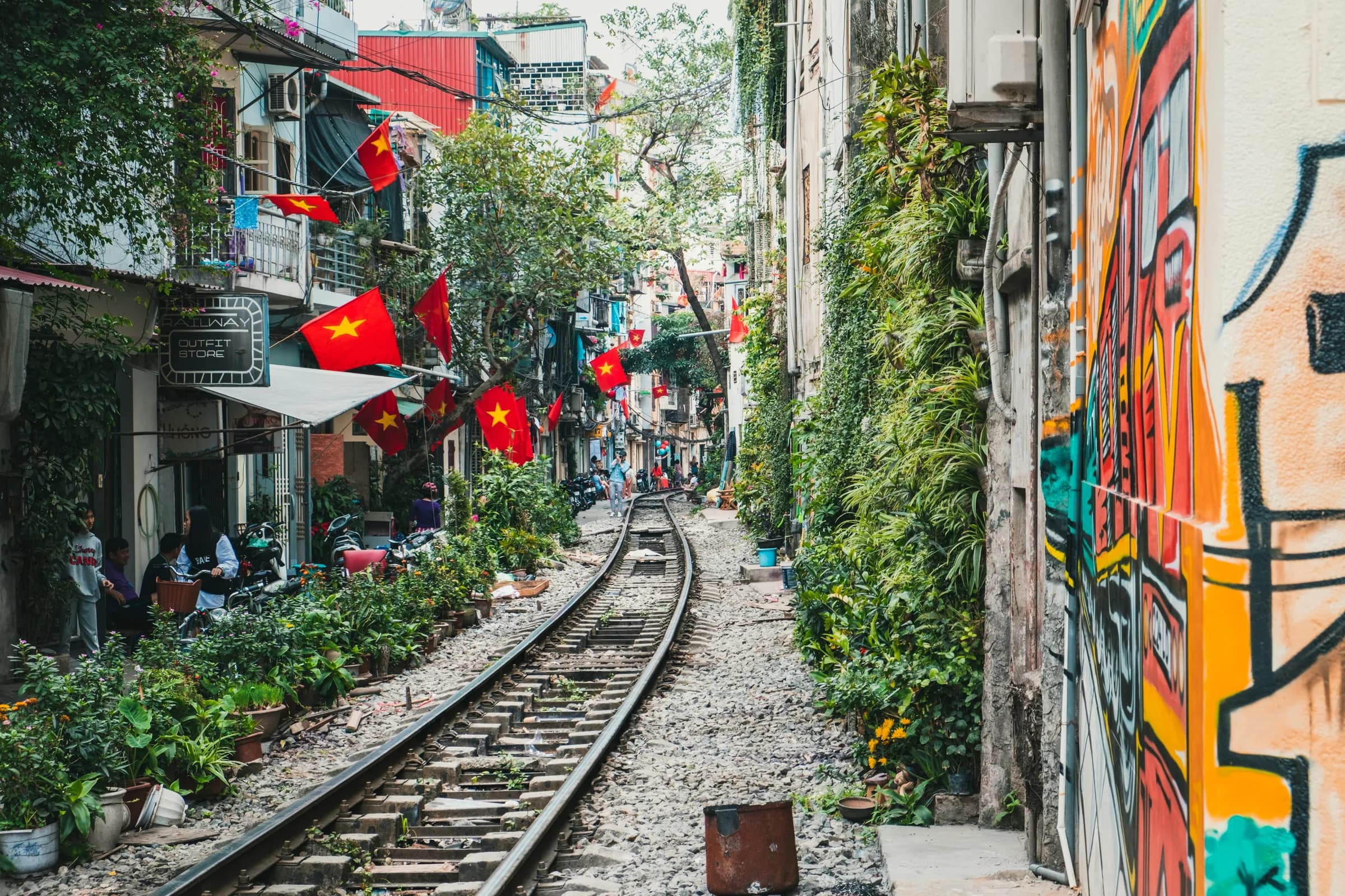 Spoorlijn door een smalle straat in Hanoi Train Street