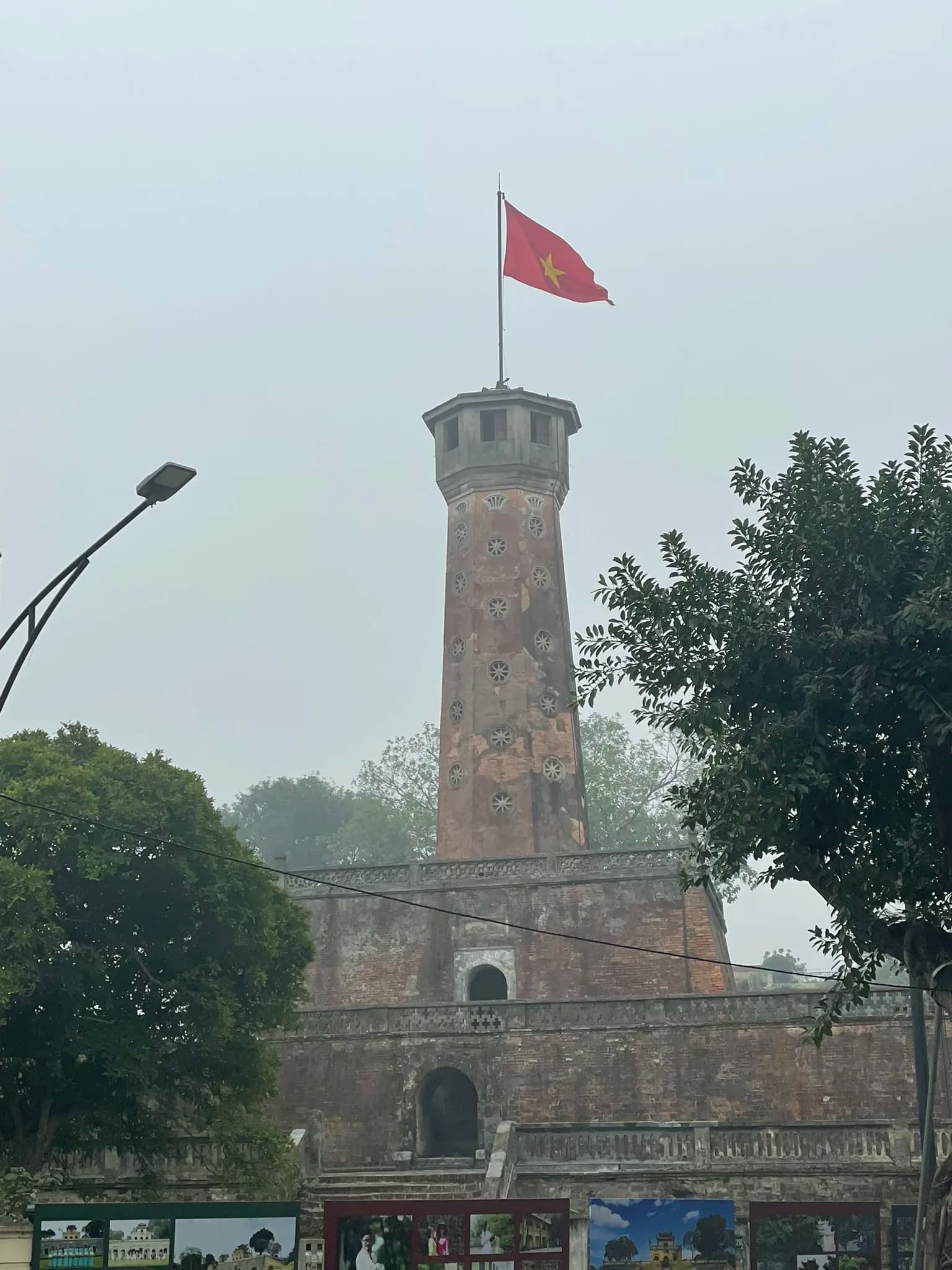 Vietnamese vlag op een historische toren in Hanoi
