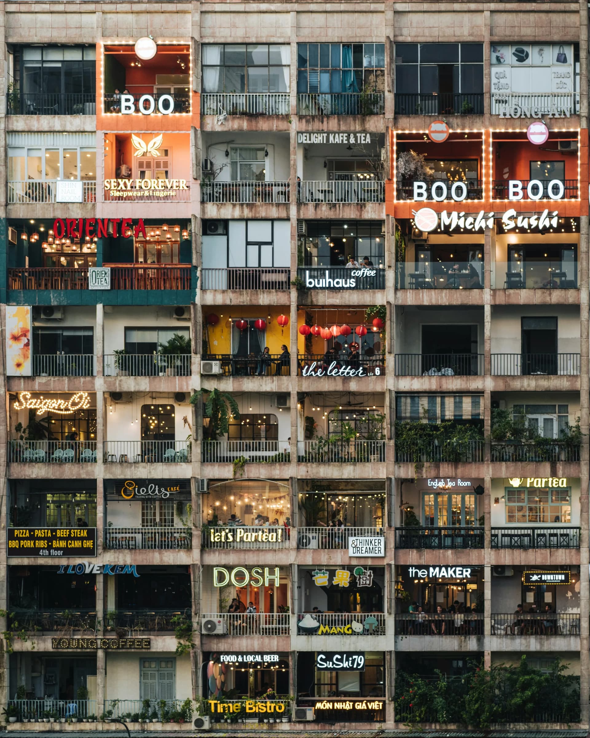 Gevel vol cafés in Ho Chi Minh City