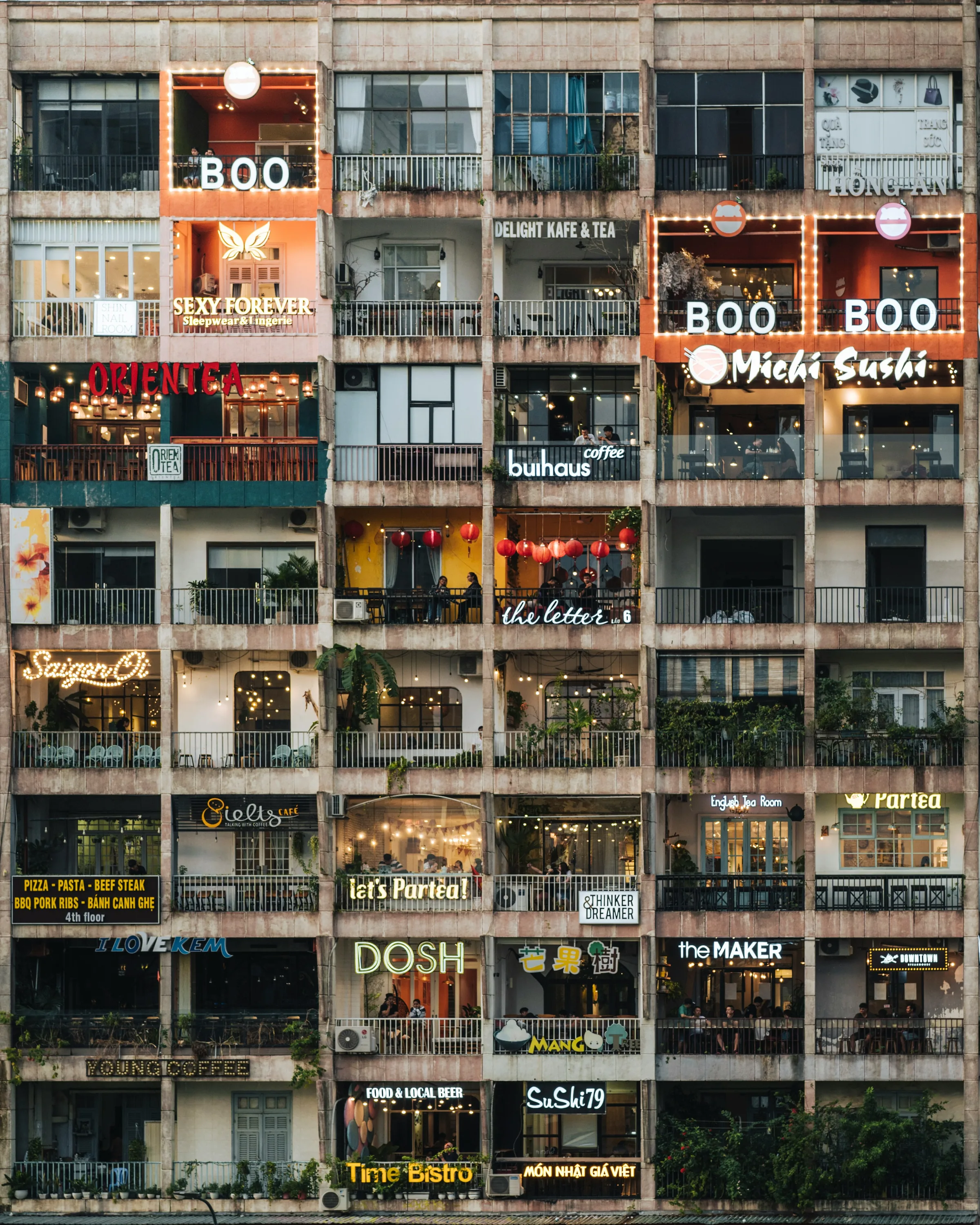 Appartementengevel met meerdere cafés in Ho Chi Minh City