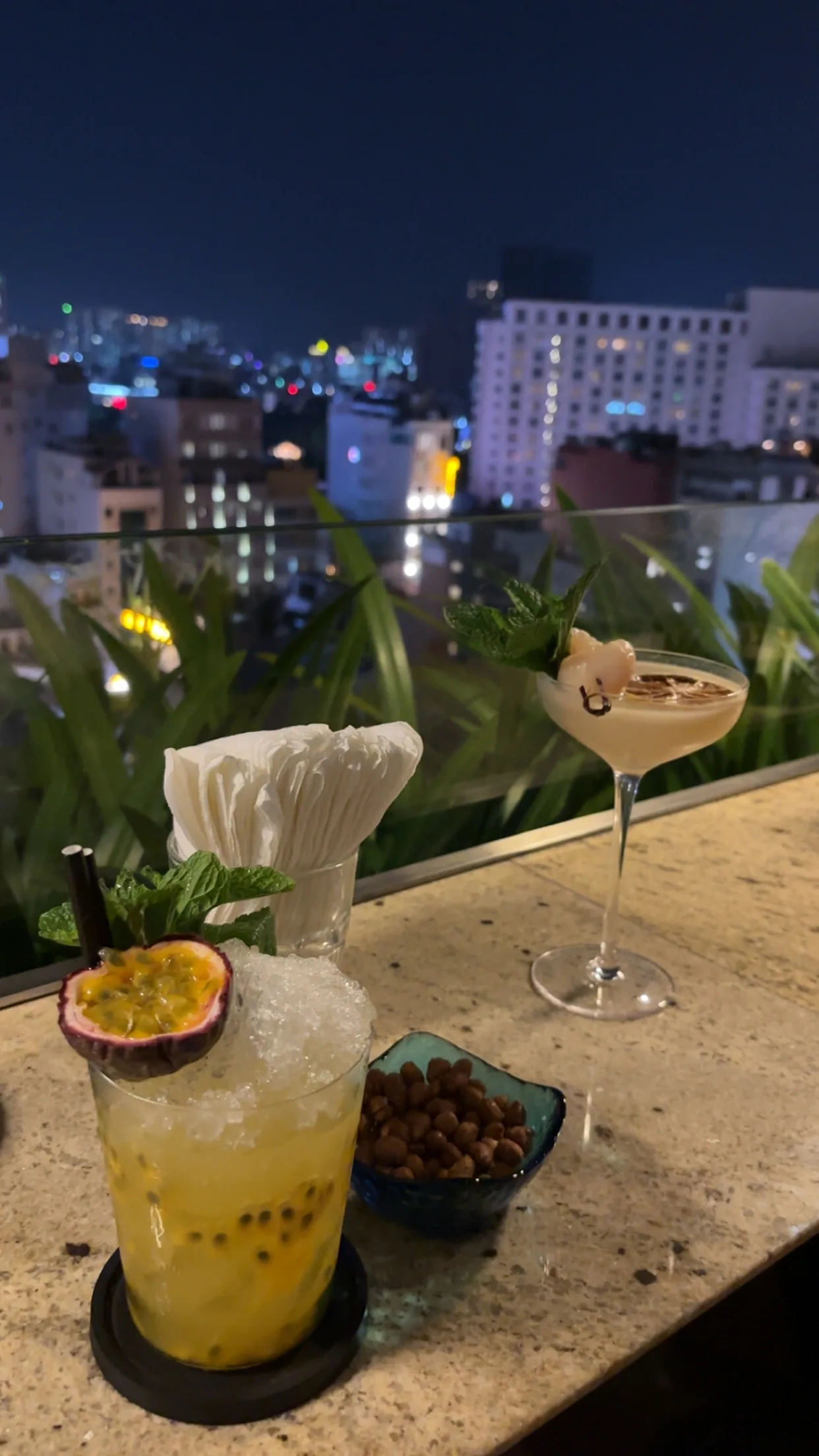 Cocktails op een rooftop met uitzicht over Ho Chi Minh City