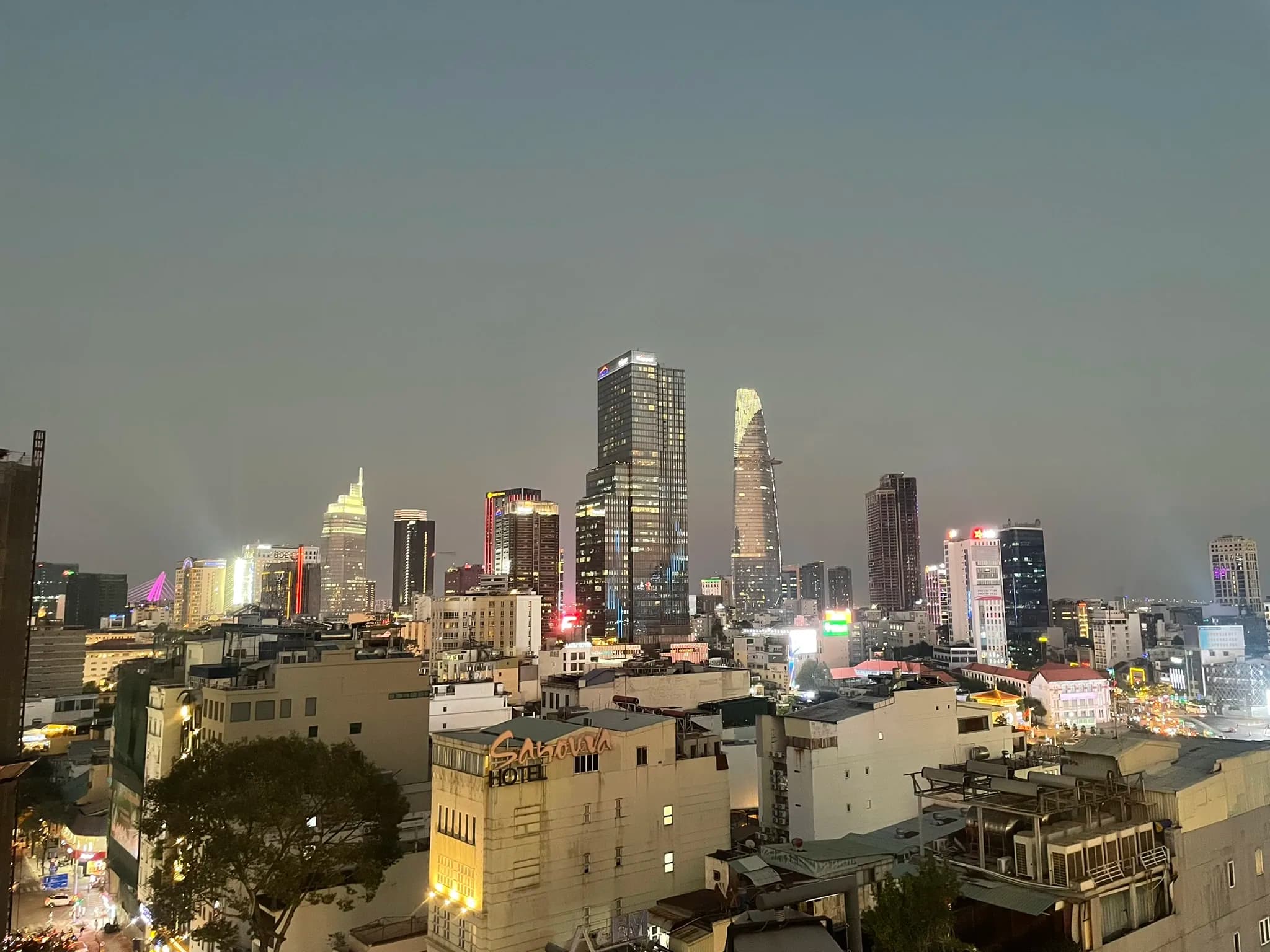 Verlichte skyline van Ho Chi Minh City in de avond