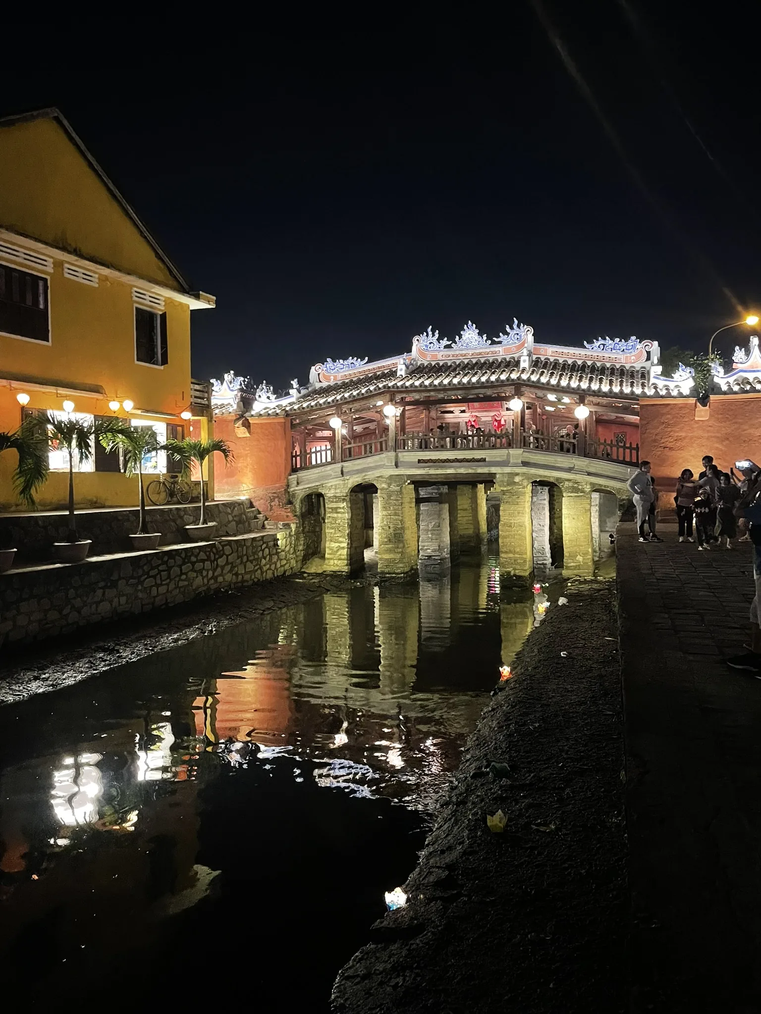 Verlichte Japanese Covered Bridge in Hoi An bij avond