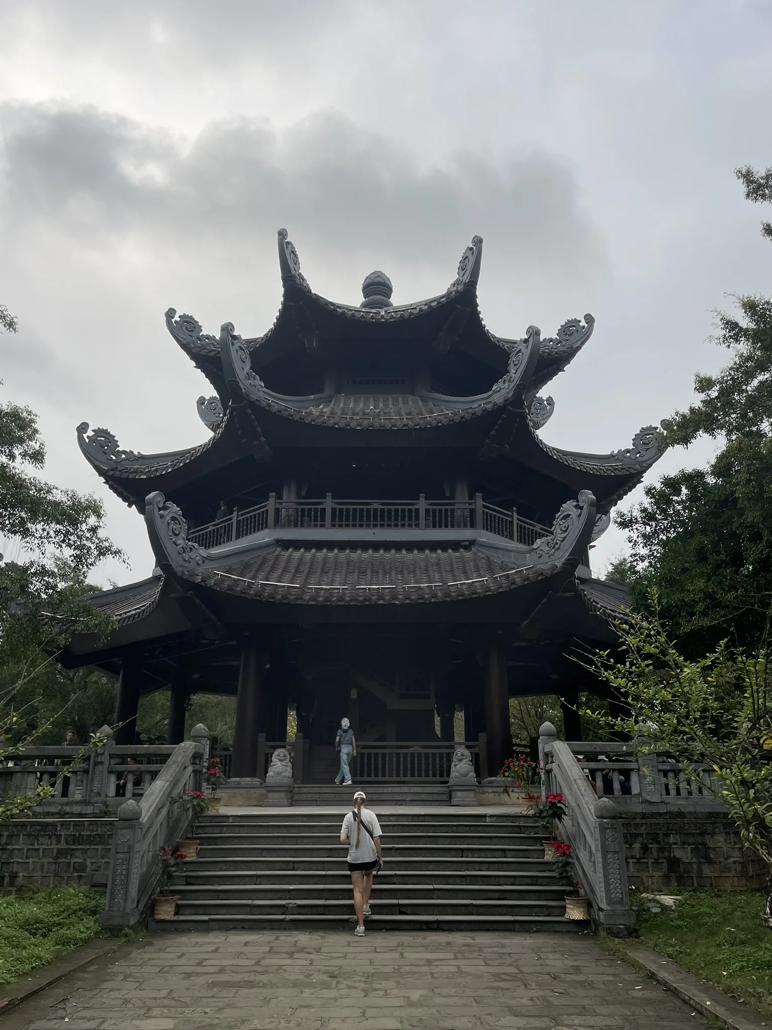 Trap naar een pagode bij het Bai Dinh-tempelcomplex