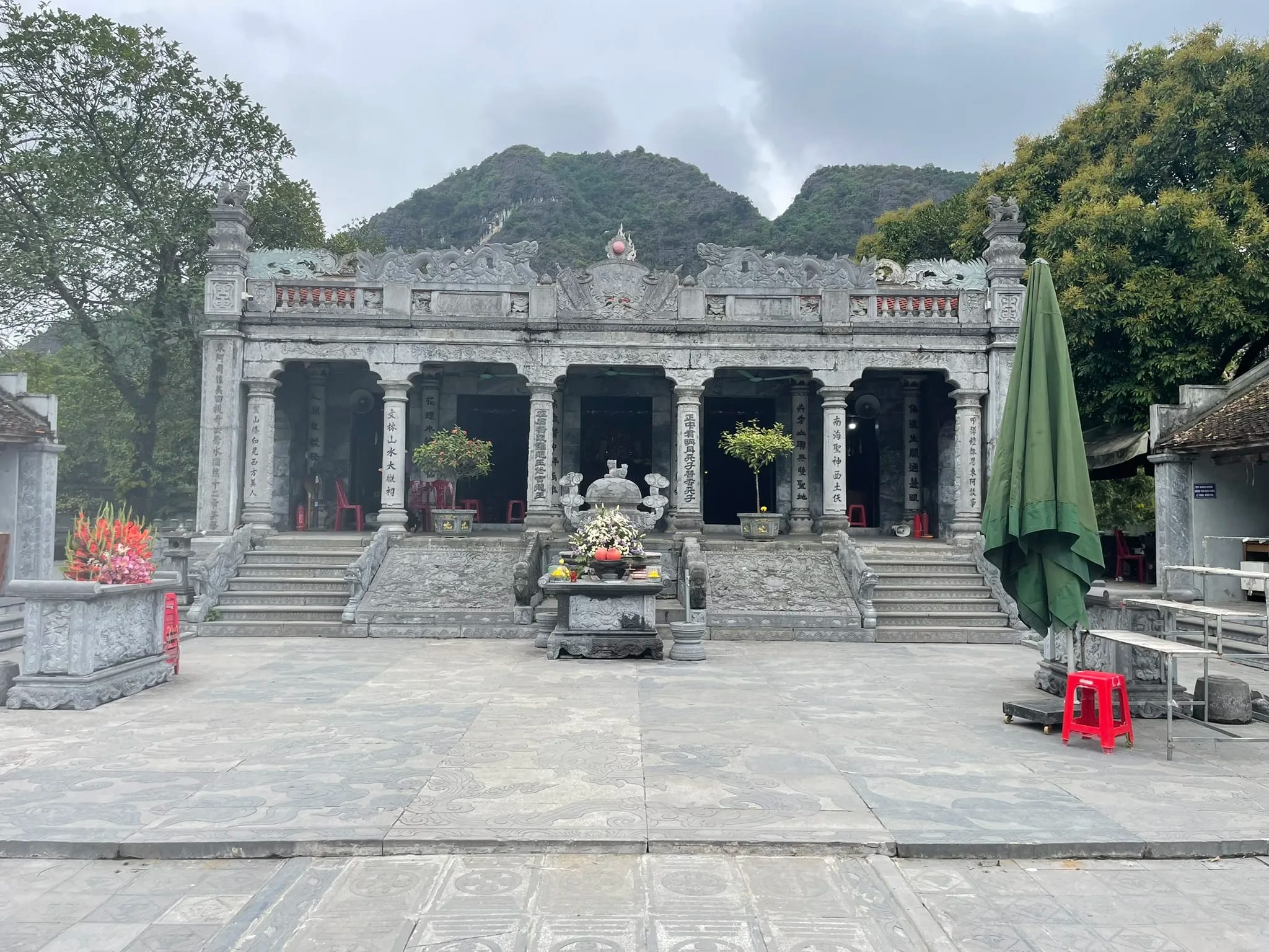 Tempelplein en gebedsruimte bij een pagode in Ninh Binh